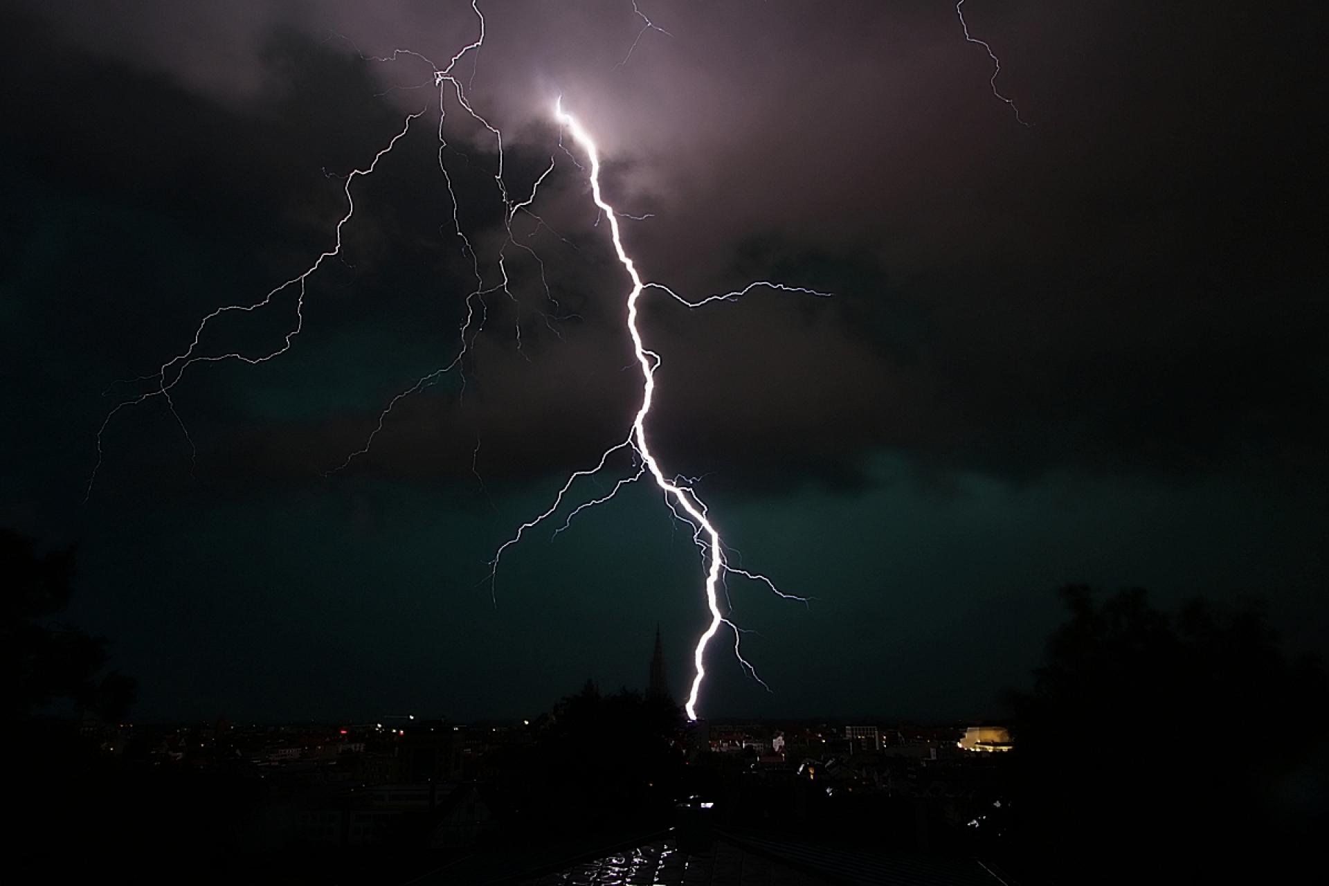 London Photography Awards Winner - Lightning strikes the city