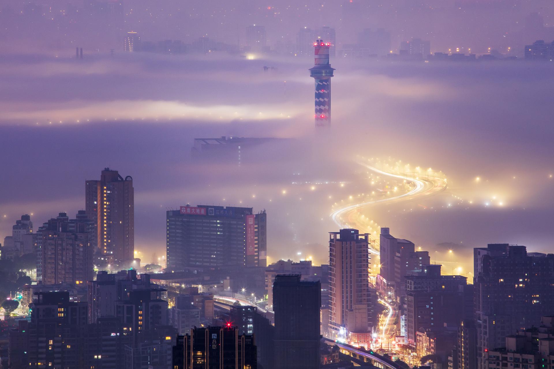 London Photography Awards Winner - City low altitude sea of clouds