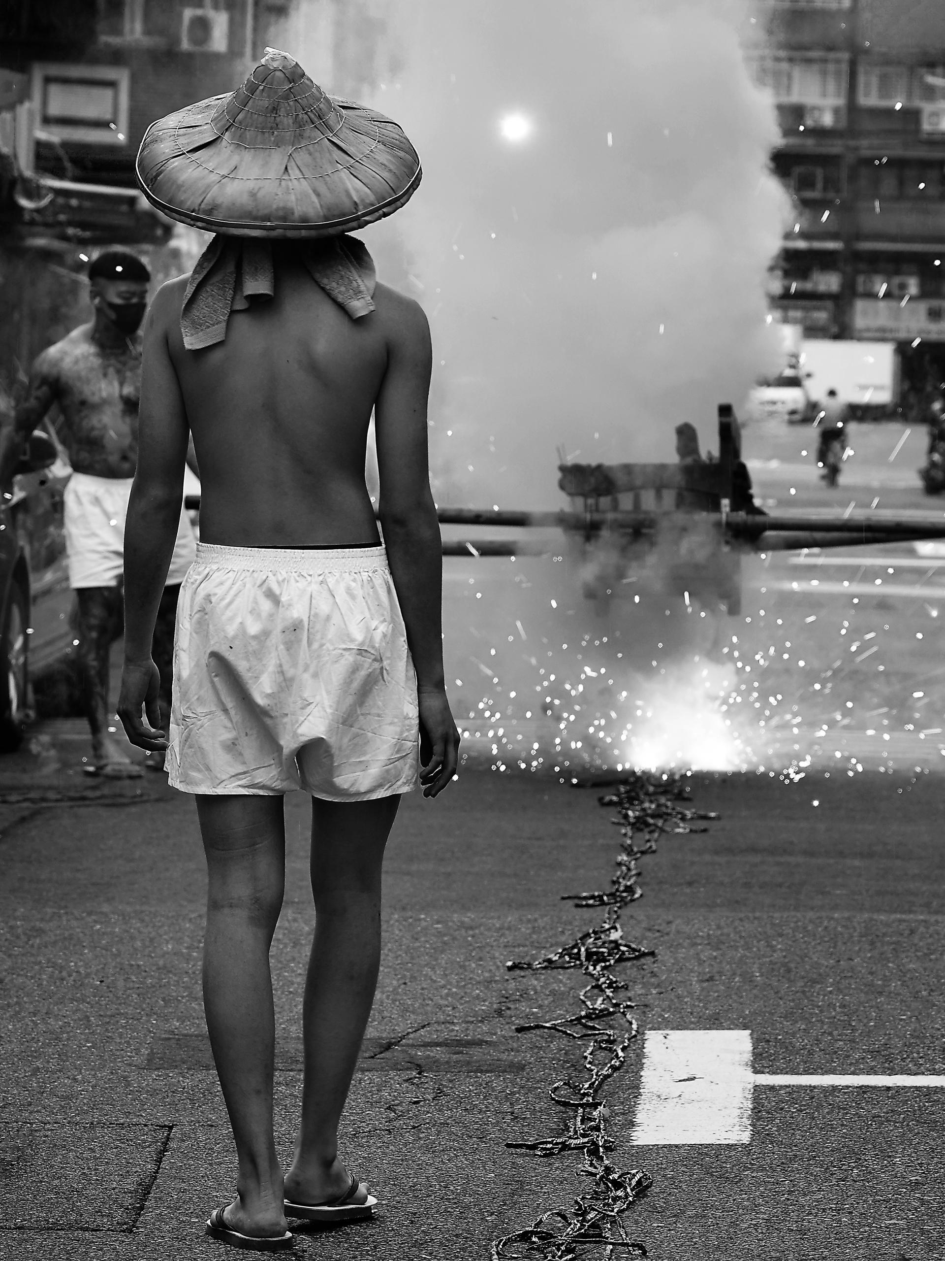 London Photography Awards Winner - Time drawn by the floating Shezidao