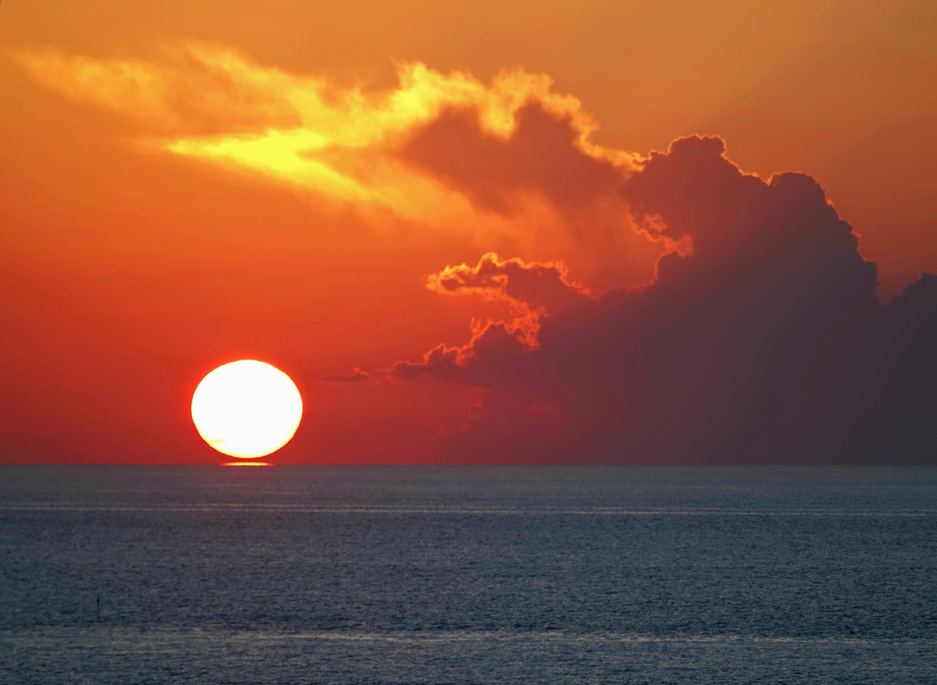 London Photography Awards Winner - The setting sun kissed the sea 
