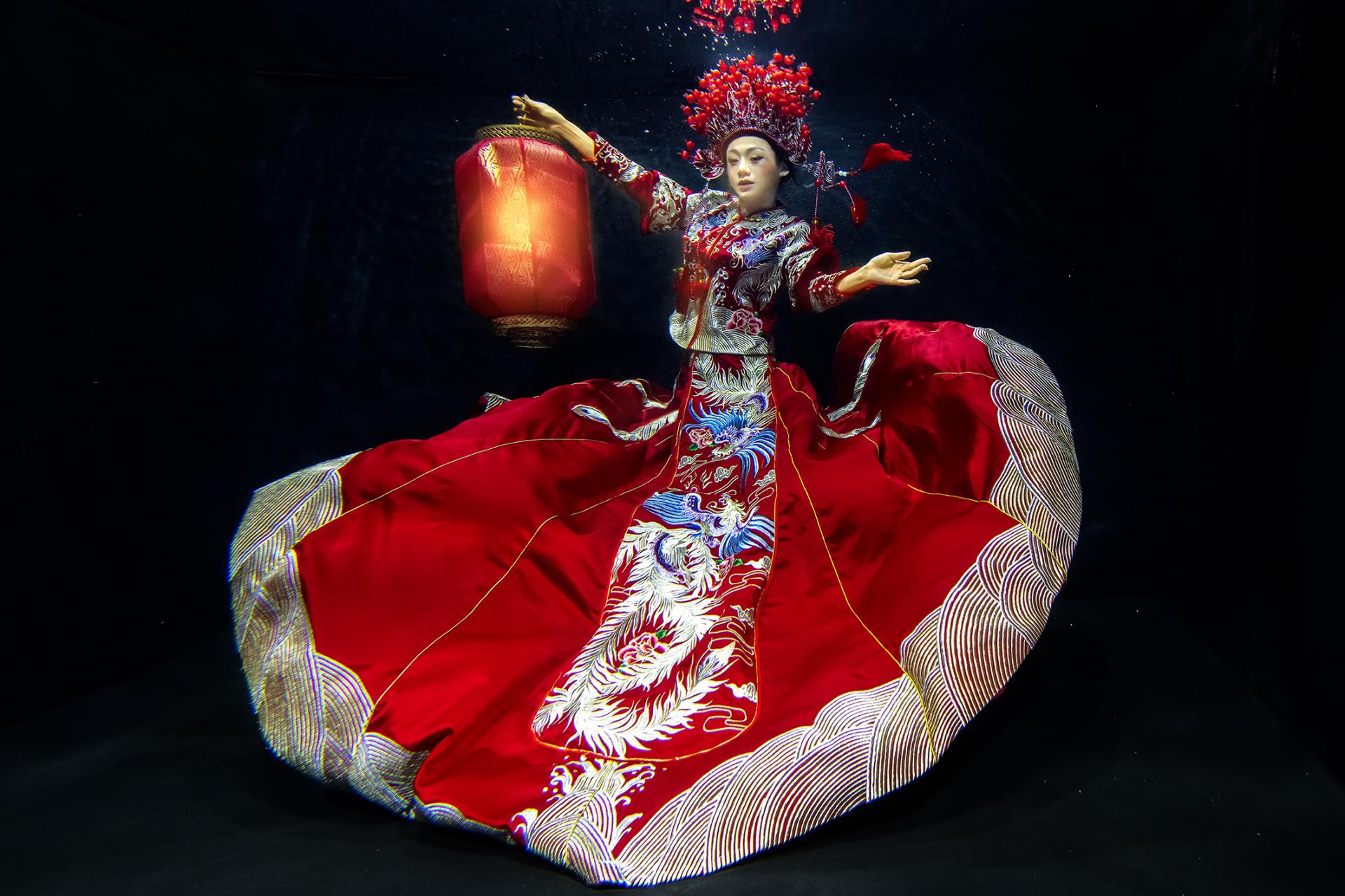 London Photography Awards Winner - Chinese style wedding photography in water
