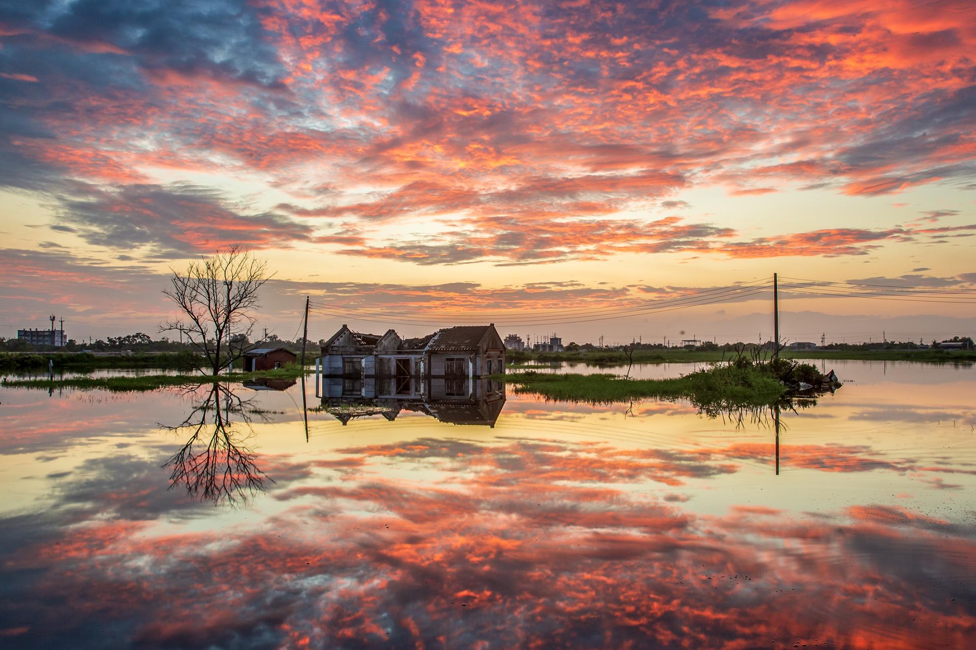 London Photography Awards Winner - Water house at sunrise