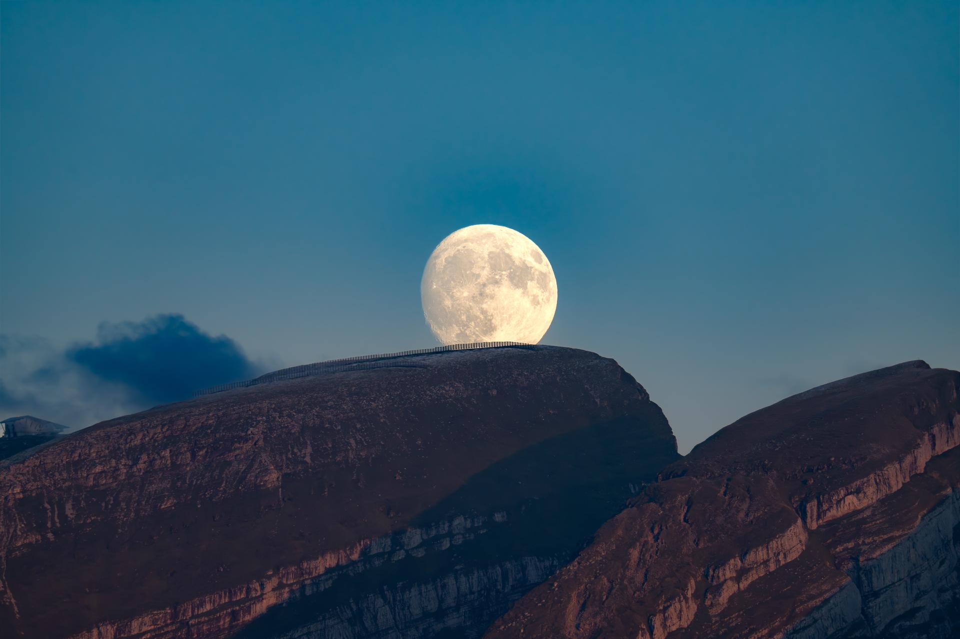 London Photography Awards Winner - The Resting Moon 