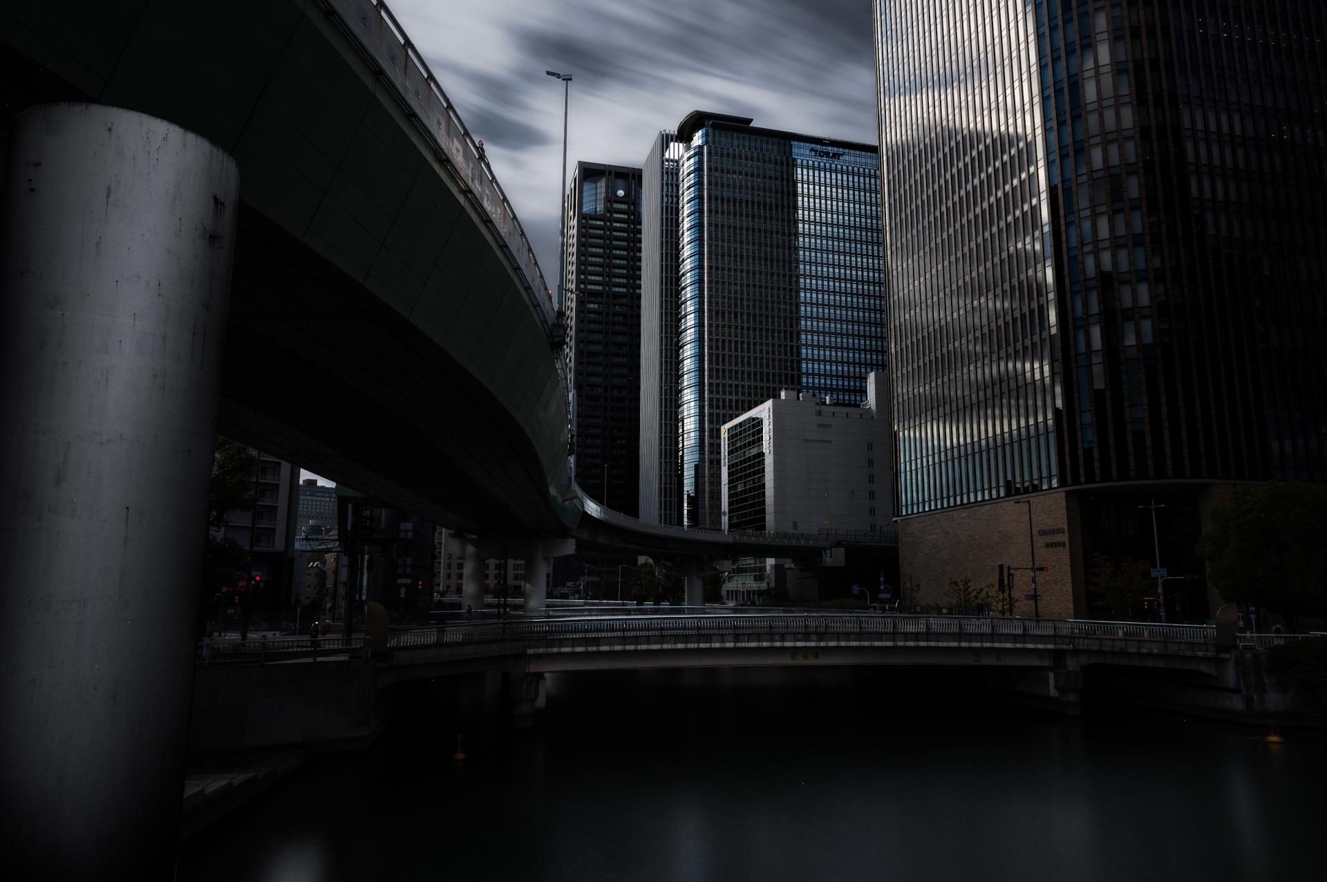 London Photography Awards Winner - The quiet and bustle of the city