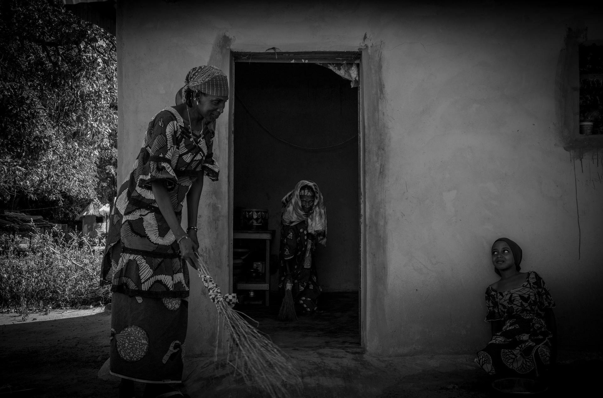 London Photography Awards Winner - Guardians of tradition: fulani women between generations